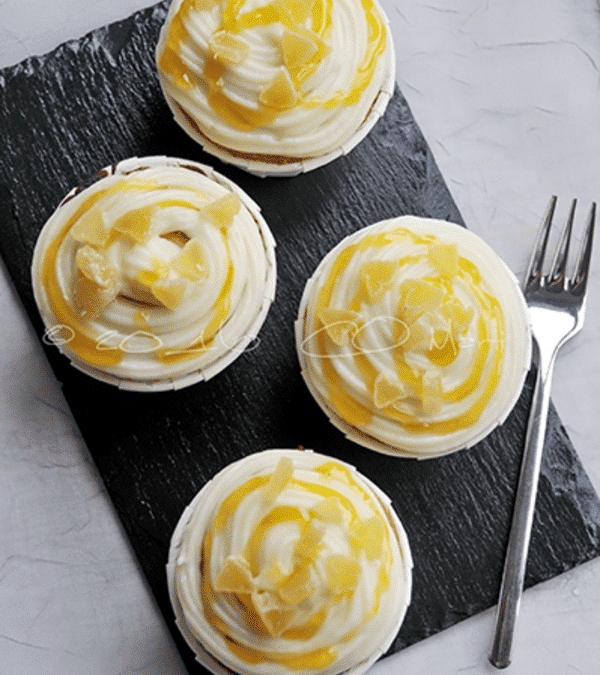 Mix the egg and sugar in another bowl and blend until the mixture whitens.