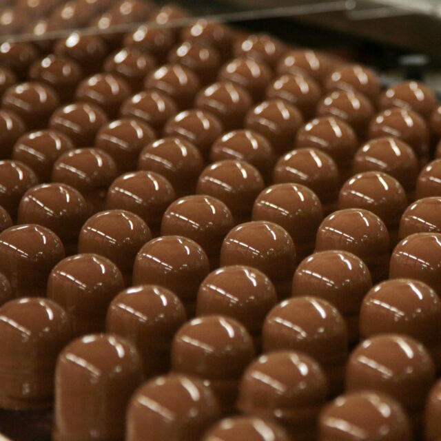 Les Têtes au Choco sont en cours de création. ⏳

Hâte de les déguster? 🤩
-
Unsere Schoko-Köpfli werden soeben angefertigt. ⏳

Wer freut sich schon darauf, sie zu probieren? 🤩

#chocolat #switzerland #chocolatvillars
