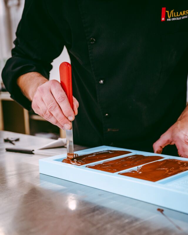 Quand le chocolat devient un art! ✨

Des gestes précis pour une expérience gourmande! 😋
-
Wenn Schokolade zur Kunst wird! ✨

Präzise Handgriffe für ein genussvolles Erlebnis! 😋

#chocolat #switzerland #chocolatvillars