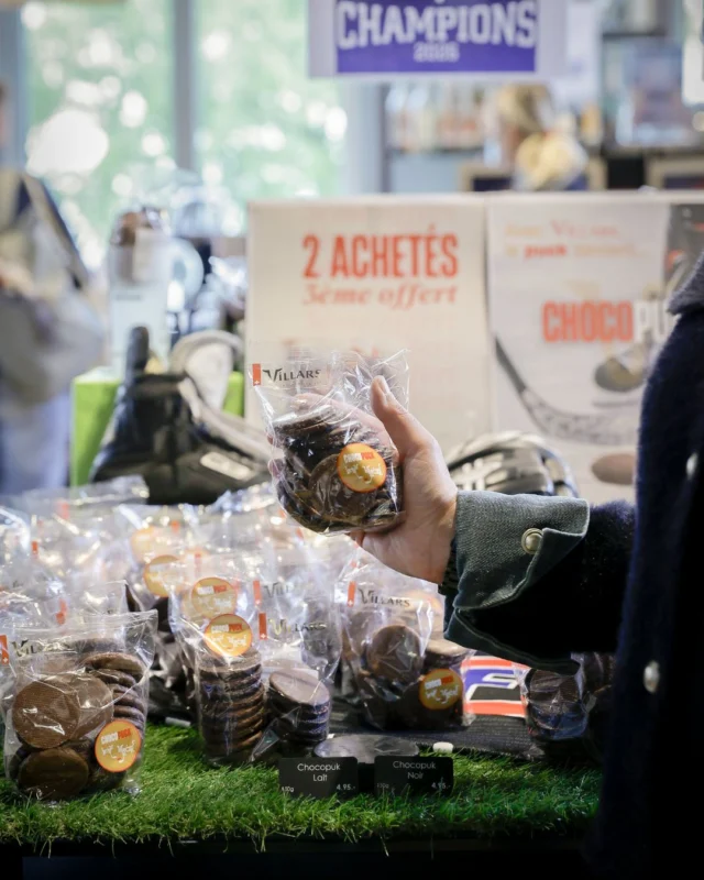 Rendez-vous &agrave; la 4e &eacute;dition des Villars Days pour d&eacute;couvrir le chocopuck

L'occasion d'obtenir une d&eacute;dicace sur ton maillot pr&eacute;f&eacute;r&eacute; ! 🏒✨

Vous pourrez faire la connaissance d'anciens joueurs de Gott&eacute;ron, d&eacute;guster en exclusivit&eacute; le Chocopuck, gagner des Tickets d&rsquo;or et profiter jusqu&rsquo;&agrave; 75% de r&eacute;duction 🤗

De plus, si vous venez avec un maillot de hockey et que vous effectuez un achat, nous vous offrons une tablette !

Alors, quelle &eacute;quipe de hockey vas-tu soutenir ? Indique-le dans les commentaires ! 👇🏻

📆 30 mai

🕗 De 8h &agrave; 15h

📍&agrave; La Fabrik, Route de la Fonderie 18, 1700 Fribourg

-

Kommt zur 4. Ausgabe der Villars Days und entdeckt den Chocopuck!

Die Gelegenheit, ein Autogramm auf dein Lieblings-Trikot zu bekommen! 🏒✨

Dort k&ouml;nnen Sie ehemalige Spieler von Gott&eacute;ron kennenlernen, exklusiv den Chocopuck probieren, &bdquo;Tickets d&rsquo;or&ldquo; gewinnen und von bis zu 75 % Rabatt profitieren 🤗

Au&szlig;erdem: Wenn Sie ein Eishockeytrikot mitbringen und etwas kaufen, schenken wir Ihnen eine Schokoladentafel!

Also, welches Eishockeyteam wirst du anfeuern? Schreib es in die Kommentare! 👇🏻

📆 30. Mai

🕗 Von 8 bis 15 Uhr

📍in La Fabrik, Route de la Fonderie 18, 1700 Freiburg

#VillarsMa&icirc;treChocolatier #VillarsDays #Villars125 #ChocolatSuisse #Fribourg
