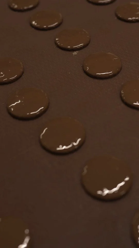Venez d&eacute;guster le Chocopuck &agrave; la 4e &eacute;dition des Villars Days 🐉🏒

Rendez-vous ce samedi 30 mai pour faire la connaissance d'anciens joueurs de HC Fribourg-Gott&eacute;ron, gagner des Tickets d&rsquo;or et profiter jusqu&rsquo;&agrave; 75% de r&eacute;duction 🤗

De plus, si vous venez avec un maillot de hockey et que vous effectuez un achat, nous vous offrons une tablette ! Alors, quelle &eacute;quipe de hockey allez-vous soutenir ? 👇🏻

🕗 De 8h &agrave; 15h
📍&agrave; La Fabrik, Route de la Fonderie 18, 1700 Fribourg
✅ Toujours disponible dans notre Boutique Caf&eacute; &agrave; Fribourg

-

Kommt vorbei und probiert den Chocopuck bei der 4. Ausgabe der Villars Days 🐉🏒

Kommt am Samstag, den 30. Mai, vorbei, um ehemalige Spieler des HC Fribourg-Gott&eacute;ron kennenzulernen, &bdquo;Tickets d&rsquo;or&ldquo; zu gewinnen und von bis zu 75 % Rabatt zu profitieren 🤗

Au&szlig;erdem: Wenn ihr ein Eishockeytrikot mitbringt und etwas kauft, schenken wir euch eine Schokoladentafel! Also, welches Eishockeyteam werdet ihr anfeuern? 👇🏻

🕗 Von 8 bis 15 Uhr
📍in La Fabrik, Route de la Fonderie 18, 1700 Freiburg
✅ Immer erh&auml;ltlich in unserem &bdquo;Boutique Caf&eacute;" in Freiburg

#VillarsMa&icirc;treChocolatier #VillarsDays #Villars125 #ChocolatSuisse #Fribourg