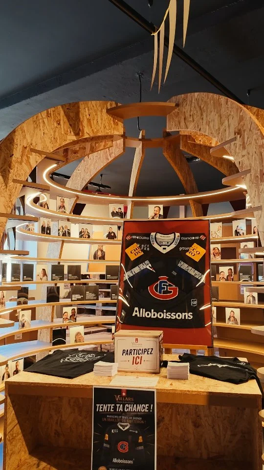 Merci &agrave; toutes les personnes qui sont venus d&eacute;couvrir notre nouveaut&eacute; : Le Chocopuck 🐉🏒

Nous tenons &agrave; remercier tout particuli&egrave;rement aux @etoiles_gotteron , et &agrave; @fr_gotteron_ladies d'&ecirc;tre venu et &agrave; @decathlon_ch de nous avoir pr&ecirc;t&eacute; du mat&eacute;riel !

Au plaisir de vous revoir lors des prochaines &eacute;ditions des VillarsDays.

Restez &agrave; l'&eacute;coute🤫

Vielen Dank an alle, die gekommen sind, um unsere Neuheit zu entdecken: den Chocopuck 🐉🏒

Ein ganz besonderer Dank geht an @etoiles_gotteron , und an @fr_gotteron_ladies f&uuml;r ihr Kommen sowie @decathlon_ch f&uuml;r die Leihgabe der Ausr&uuml;stung!

Wir freuen uns darauf, Sie bei den n&auml;chsten Ausgaben wiederzusehen.

Bleiben Sie dran 🤫

#VillarsMa&icirc;treChocolatier #VillarsDays #Villars125 #ChocolatSuisse #Fribourg