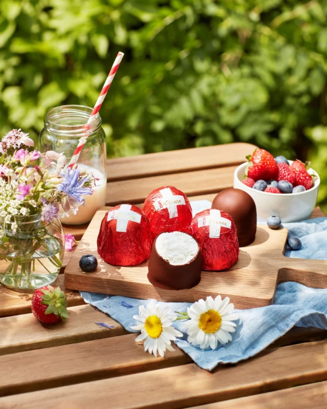 LE choix parfait ce 1er ao&ucirc;t !
🍫 l&rsquo;original T&ecirc;te au Choco Villars
✨ &Eacute;dition sp&eacute;ciale F&ecirc;te nationale
📍 &Agrave; retrouver chez la plupart de nos distributeurs en Suisse

-

DIE perfekte Wahl f&uuml;r den 1. August! 
🍫 Das Original Schoko-K&ouml;epfli von Villars
✨ Sonderedition zum Nationalfeiertag
📍 Erh&auml;ltlich bei den meisten unserer Verkaufsstellen in der Schweiz

#VillarsMa&icirc;treChocolatier #T&ecirc;teauChoco #ChocolatSuisse #ChocolatVillars #Fribourg #SwissMade