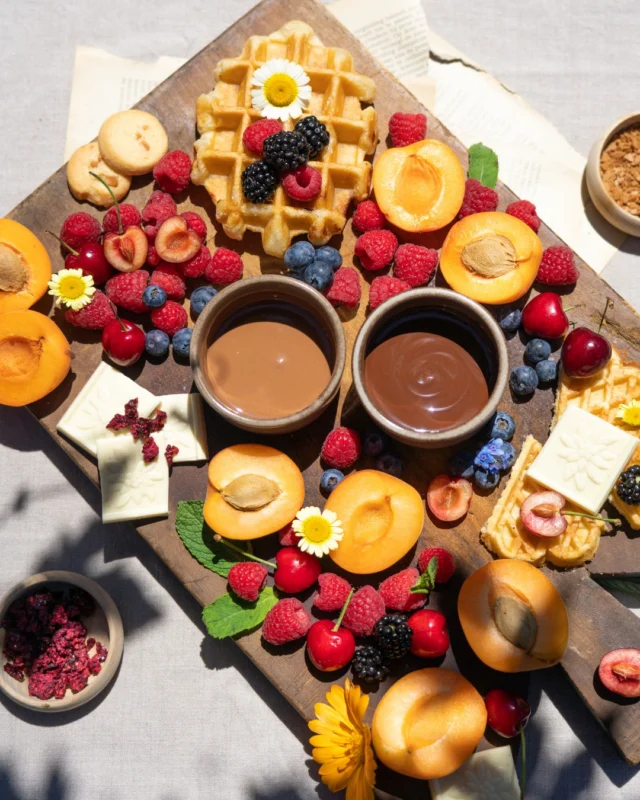 Cet &eacute;t&eacute;, les pauses gourmandes se font avec du chocolat Villars ☀️

Choisissez vos fruits favoris, votre topping Villars pr&eacute;f&eacute;r&eacute; et...🥰 Il ne vous reste plus qu'&agrave; vous r&eacute;galer !

-

Diesen Sommer werden genussvolle Pausen mit Villars-Schokolade vers&uuml;&szlig;t ☀️

W&auml;hlen Sie Ihre Lieblingsfr&uuml;chte, Ihr Lieblings-Topping von Villars und &hellip;🥰 Dann bleibt nur noch eines: genie&szlig;en!

#VillarsMa&icirc;treChocolatier #Villars125 #SummerVibes #ChocolatSuisse #Fribourg #swissmade
