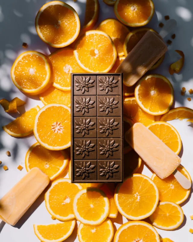 Avez-vous d&eacute;j&agrave; go&ucirc;t&eacute; notre chocolat noir aux &eacute;corces d&rsquo;oranges d&rsquo;Italie ?🤤 

Cette incroyable association remonte au XVIe si&egrave;cle, &eacute;poque &agrave; laquelle il &eacute;tait de coutume d&rsquo;ajouter de la fleur d'oranger &agrave; sa boisson chocolat&eacute;e🍊🌿

Issu de la collection H&eacute;ritage 1901, cette recette ne te laissera pas indiff&eacute;rent !

#VillarsMa&icirc;treChocolatier #Villars125 #SummerVibes #ChocolatSuisse #Fribourg #SwissMade