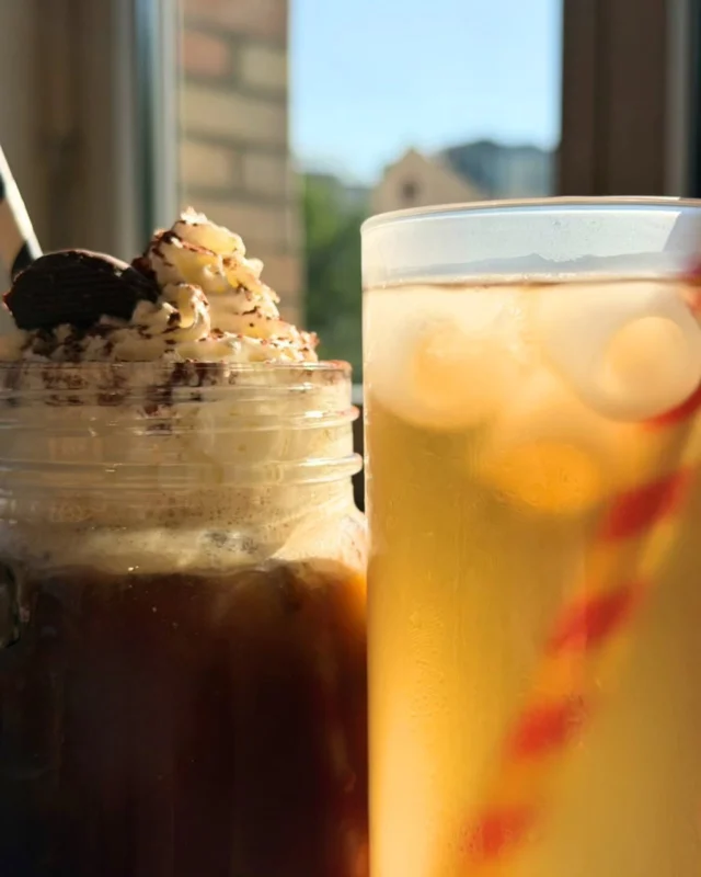Envie de fra&icirc;cheur ? 🧊🌿

Notre Boutique Caf&eacute; &agrave; Fribourg a ce qu&rsquo;il te faut : un Caf&eacute; glac&eacute; ou Th&eacute; glac&eacute; maison !

#VillarsMa&icirc;treChocolatier #BoutiqueVillars #ChocolatSuisse #SummerVibes #Fribourg