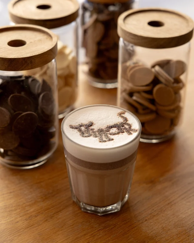 Savourez un moment de douceur dans notre cosy caf&eacute;✨ 

D&eacute;couvrez nos d&eacute;licieux caf&eacute;s pr&eacute;par&eacute;s avec le Caf&eacute; Villars, un caf&eacute; d'exception aux ar&ocirc;mes raffin&eacute;s. L'endroit parfait pour une pause gourmande au c&oelig;ur de votre journ&eacute;e. 🤎

📍Rte de la Fonderie 2, 1700 Fribourg

#VillarsMa&icirc;treChocolatier #BoutiqueVillars #ChocolatSuisse #SummerVibes #Fribourg