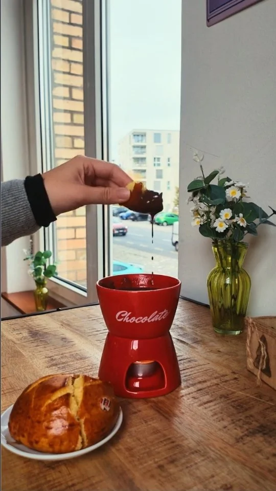 🫕La saison de la fondue est officiellement ouverte !

Cet automne, profitez d'une sortie fribourgeoise dans notre boutique-caf&eacute; : chocolat Villars, fondue et cuchaule, que demander de plus ?

Et toi, tu sais d&eacute;j&agrave; qui te doit une fondue chocolat&eacute;e ? 

📍Disponible &agrave; partir du 26.10 dans notre Boutique-Caf&eacute;

#Fondue #VillarsMa&icirc;treChocolatier #BoutiqueVillars #ChocolatSuisse #Fribourg
