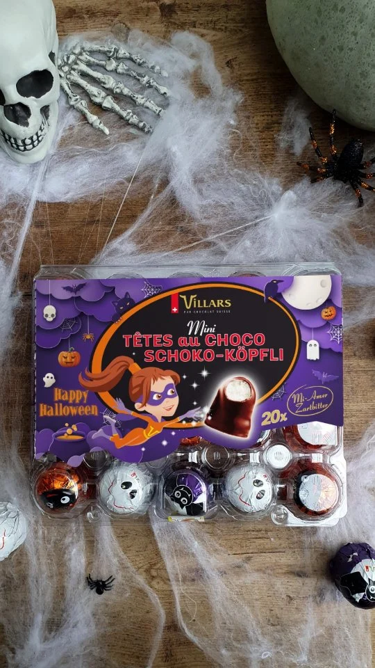 Les incontournables d&rsquo;Halloween🎃

Halloween approche &agrave; grands pas, et nos terrifiantes cr&eacute;ations sont &agrave; d&eacute;couvrir &agrave; la Boutique-Caf&eacute; Villars ! 

Parmi elles, laissez-vous tenter par nos sucettes, nos cl&eacute;mentines confites, et nos paniers garnis sp&eacute;cialement imagin&eacute;es pour c&eacute;l&eacute;brer cette saison pleine de myst&egrave;re et de douceur 👻🕸️

Rendez-vous vite &agrave; la boutique !

#Halloween #VillarsMa&icirc;treChocolatier #BoutiqueVillars #ChocolatSuisse #Fribourg